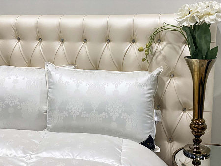 Подушка Trois Couronnes Saint Eider down 3 chamber Noble Silk