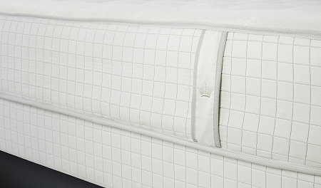 Trois Couronnes Sovereign Yearling