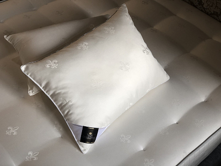 Подушка Trois Couronnes Mao S